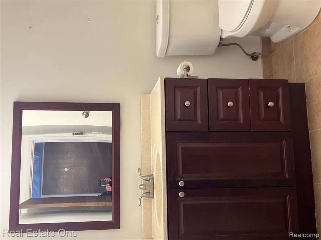 1868 Colonial Village Way, 4, Waterford, MI 48328 — Photo 18