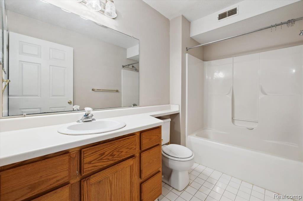 1137 CURZON Court, 101, Howell, MI 48843 — Photo 20