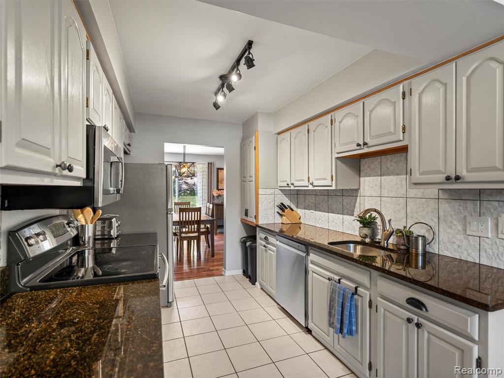 65 Stratford Lane, Rochester Hills, MI 48309 — Photo 11