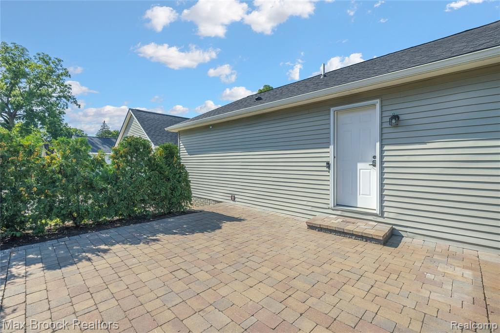 694 S Squirrel Road, Auburn Hills, MI 48326 — Photo 9