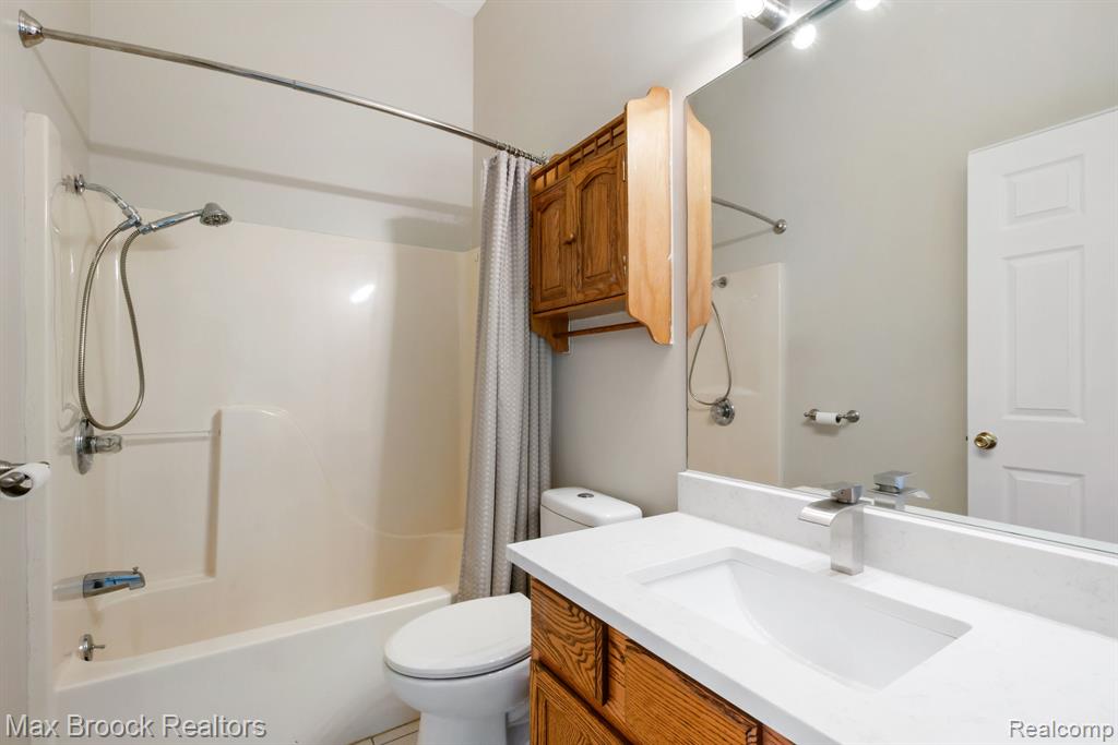 2165 Oakwood Road, Ortonville, MI 48462 — Photo 32