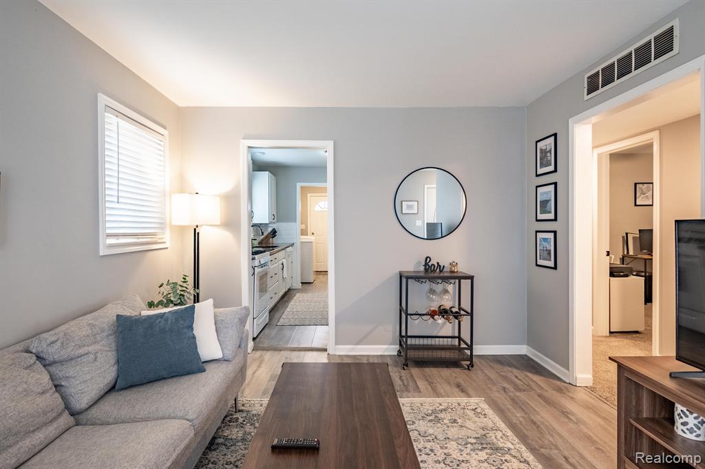715 N DORCHESTER Avenue, Royal Oak, MI 48067 — Photo 9