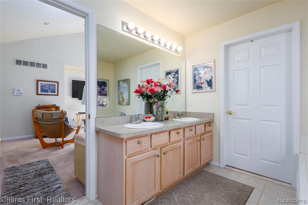 43103 Pond Bluff Drive, Van Buren, MI 48111 — Photo 10