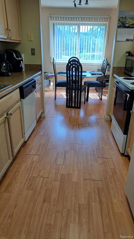 1 W WILLIAMSBURG TOWNE Street E, Southfield, MI 48075 — Photo 12