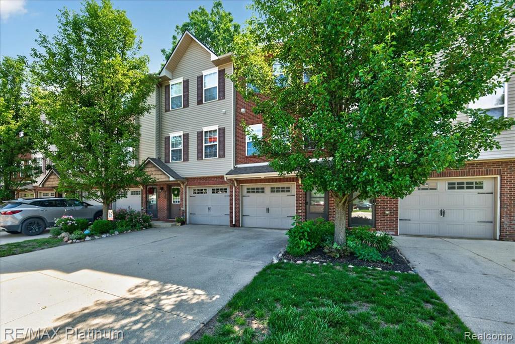 1602 Pinecroft Ln., Howell, MI 48855