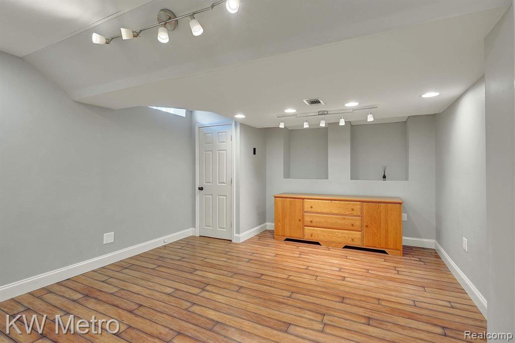 8590 BARRINGTON Drive, Ypsilanti, MI 48198 — Photo 46