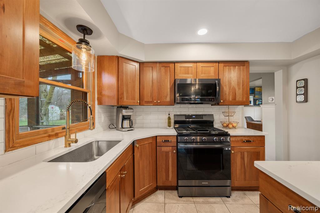 9043 Woods Edge Drive, Commerce Twp, MI 48382 — Photo 15