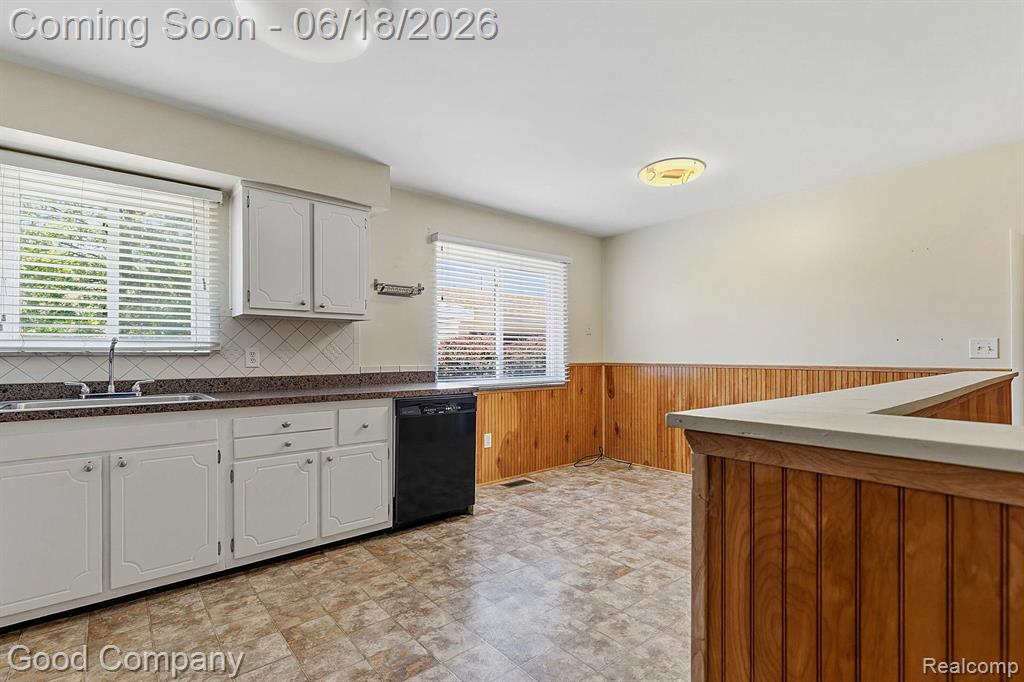 8246 Independence Drive, Sterling Heights, MI 48313 — Photo 4
