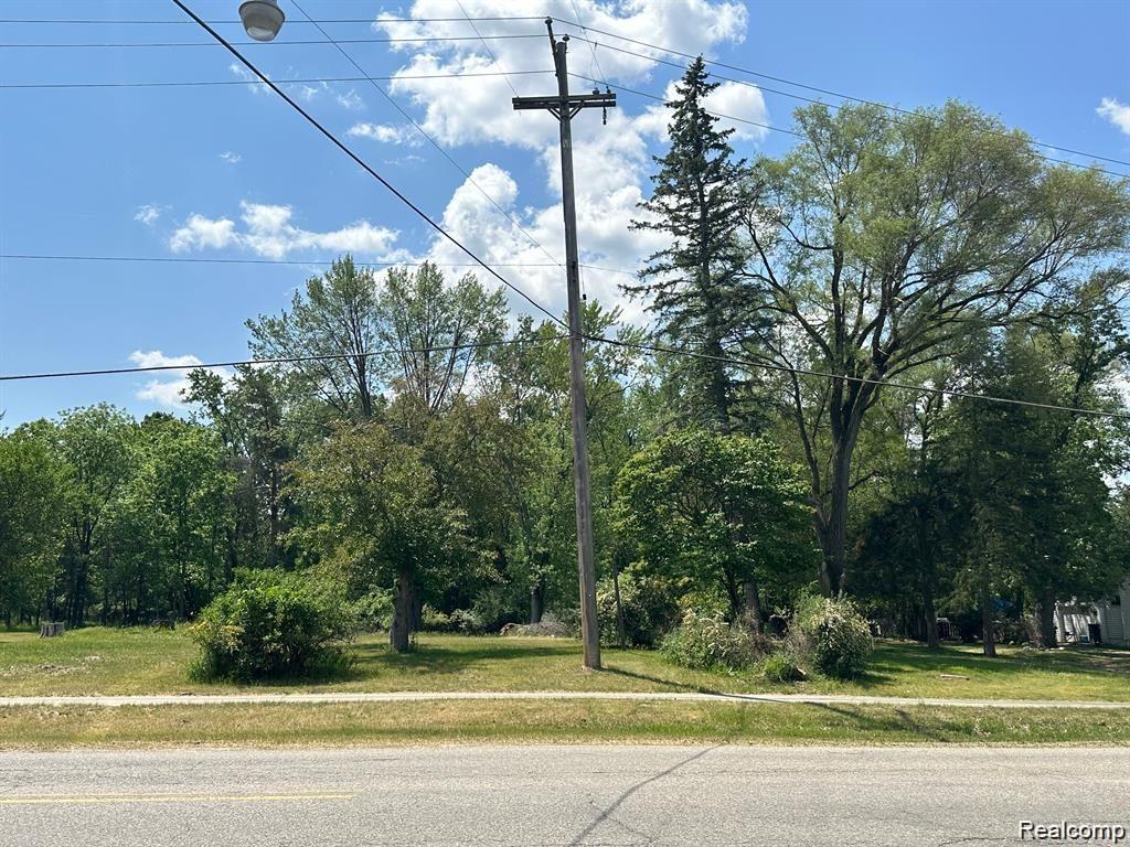 2045 S Long Lake Road, Fenton, MI 48430