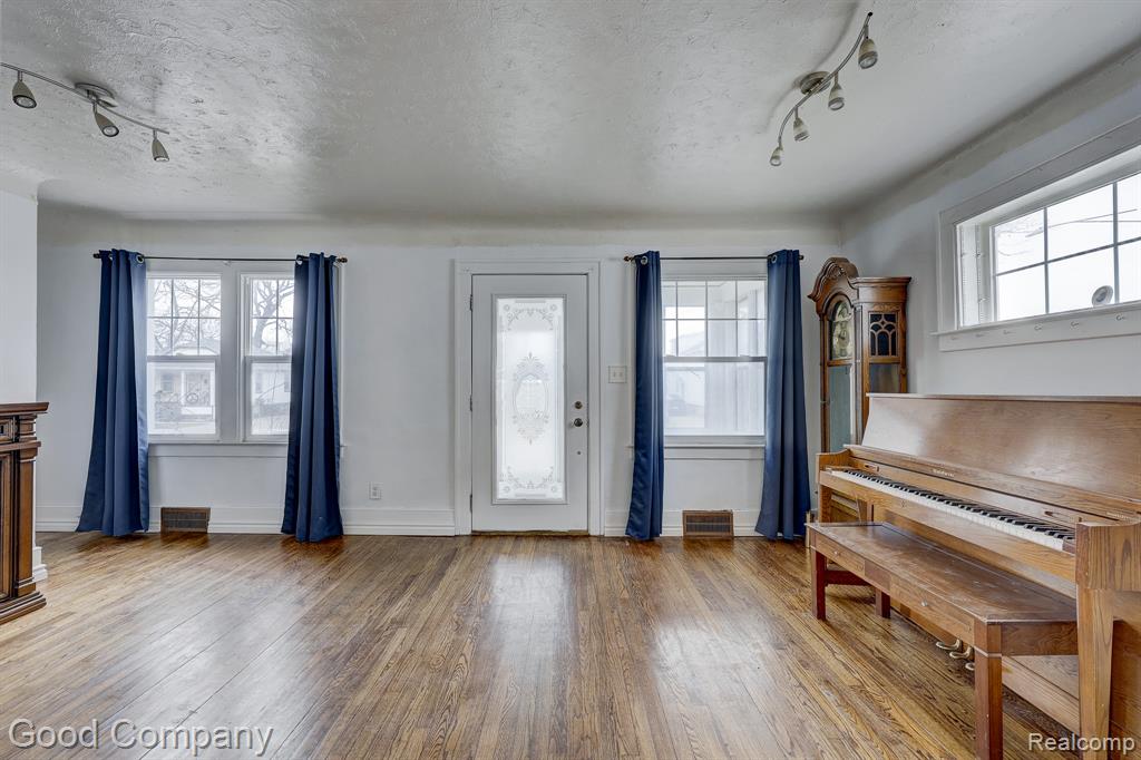 736 E Meyers Avenue, Hazel Park, MI 48030 — Photo 2