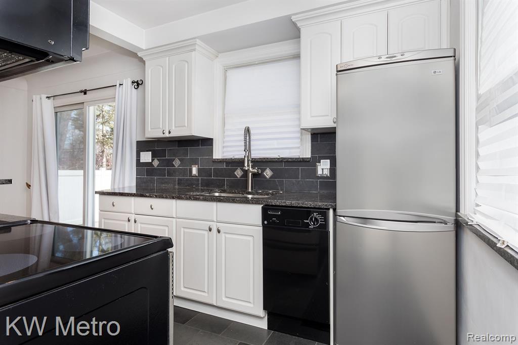 706 N REMBRANDT Avenue, Royal Oak, MI 48067 — Photo 14