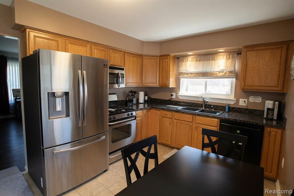 18584 Blue Island Court, Roseville, MI 48066 — Photo 11