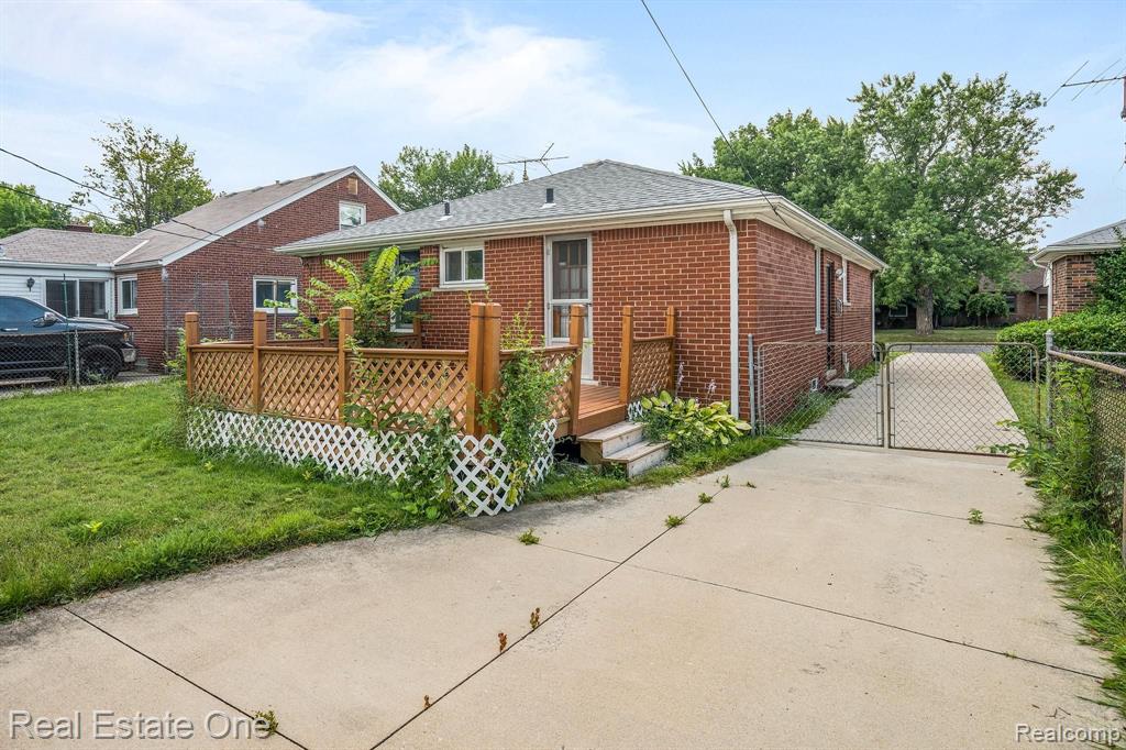 21135 LITTLESTONE Road, Harper Woods, MI 48225 — Photo 16