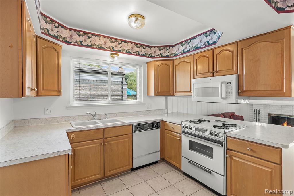 4145 Augustine Drive, Sterling Heights, MI 48310 — Photo 9