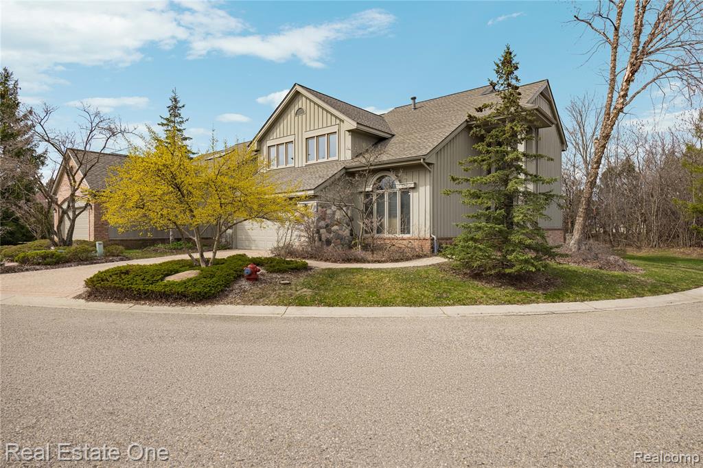 7026 Daventry Woods Drive, West Bloomfield, MI — Photo 3