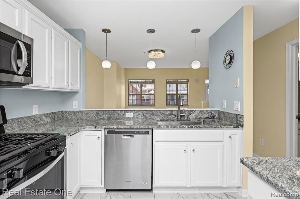 160 Sandy Lane, Walled Lake, MI 48390 — Photo 29