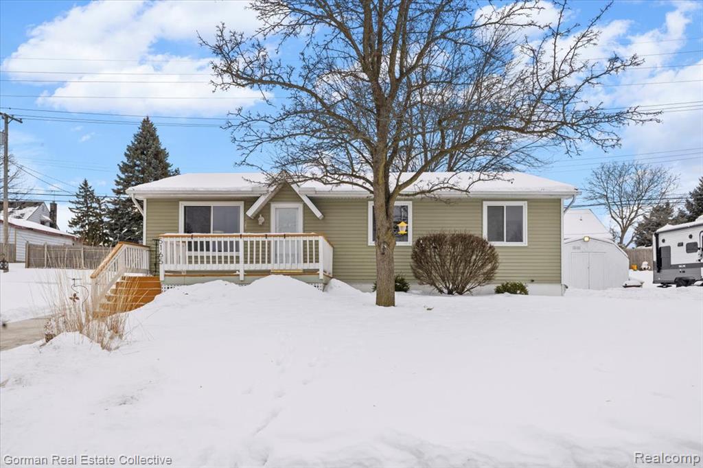 5165 Eagle Lake Drive, Waterford, MI 48329 — front exterior