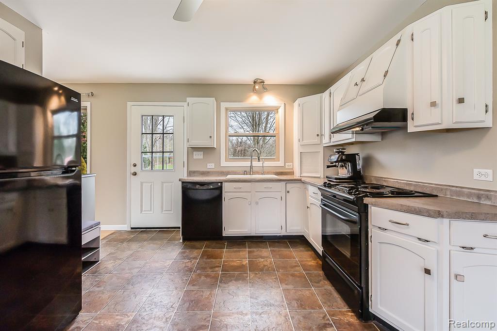 3672 W NORTH TERRITORIAL Road, Whitmore Lake, MI 48189 — Photo 18