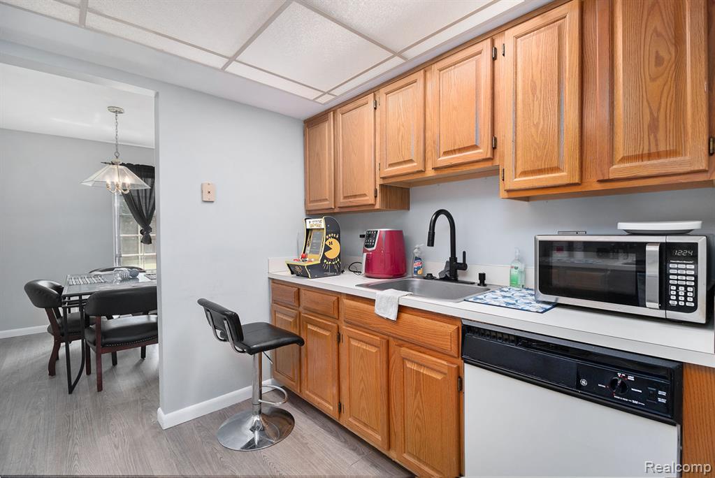 654 E FOX HILLS Drive, Bloomfield Hills, MI 48304 — Photo 10