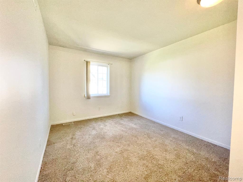 563 FOX HILLS Drive N, Bloomfield Hills, MI 48304 — Photo 19