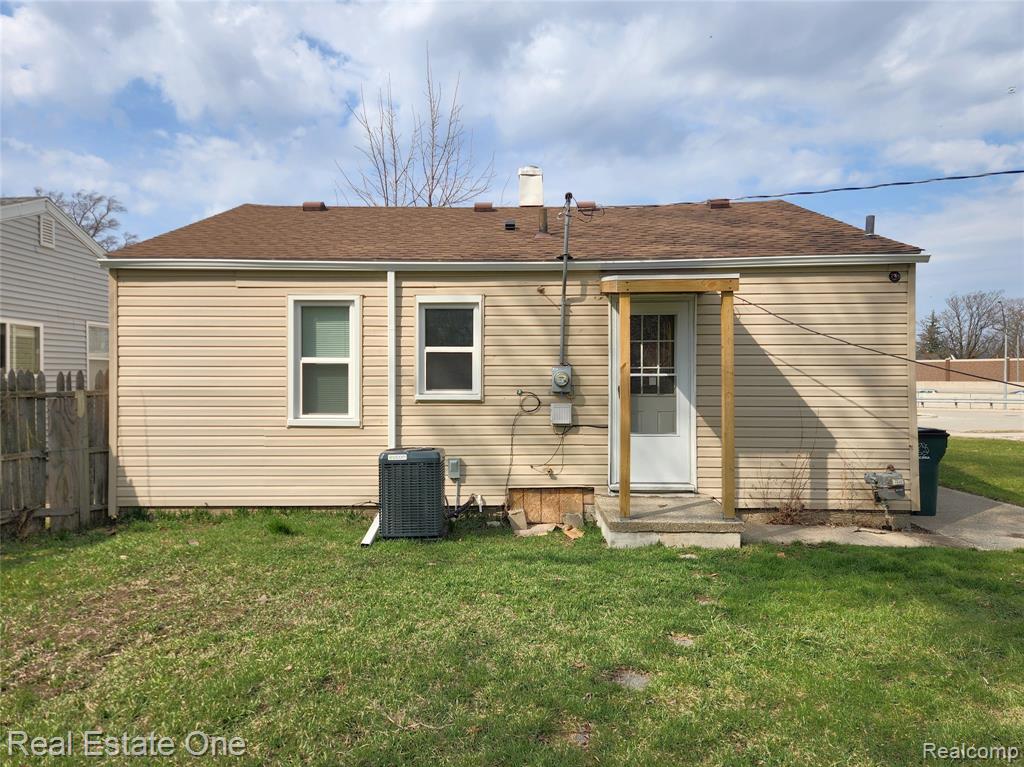 628 E JARVIS Avenue, Hazel Park, MI 48030 — Photo 2