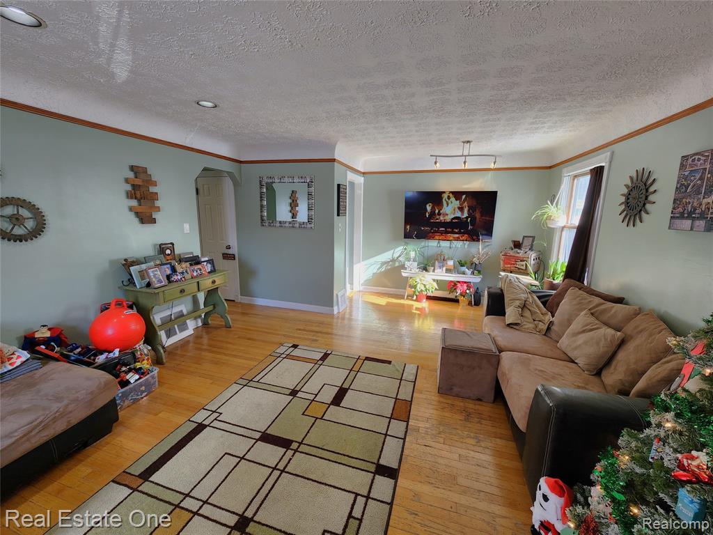 759 Chippewa Street, Mount Clemens, MI 48043 — Photo 4