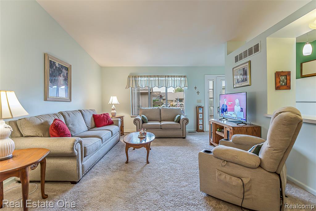 62511 RALEIGH Court, 5, South Lyon, MI 48178 — Photo 17