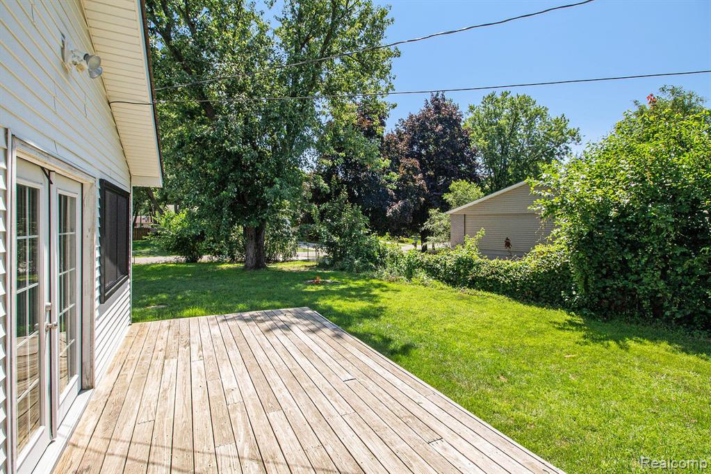 2665 LOS ANGELES Drive, Wolverine Lake, MI 48390 — Photo 21