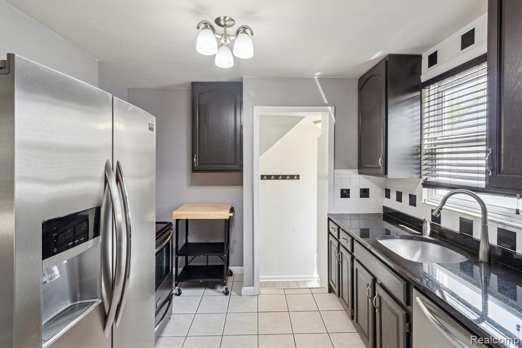 812 N KENWOOD Avenue, Royal Oak, MI 48067 — Photo 16