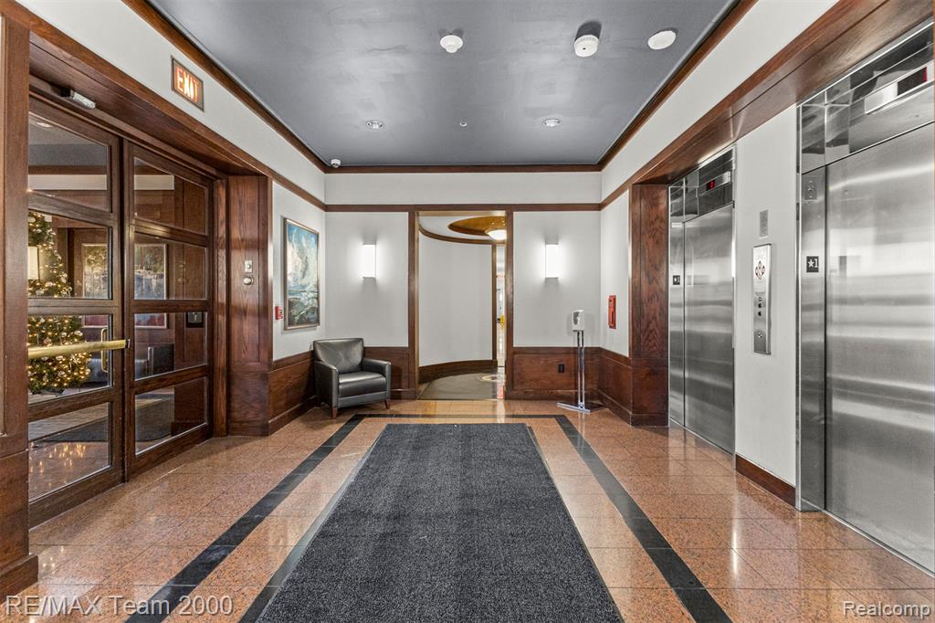 250 E HARBORTOWN Drive, 702, Detroit, MI 48207 — Photo 25
