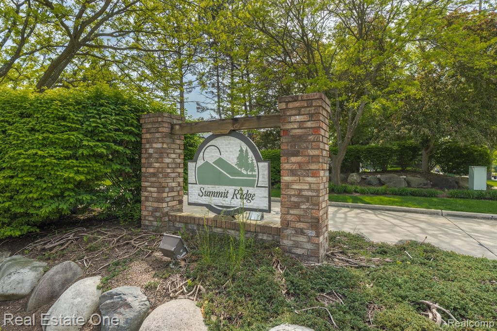 678 SUMMIT RIDGE Drive, Milford, MI 48381 — Photo 25