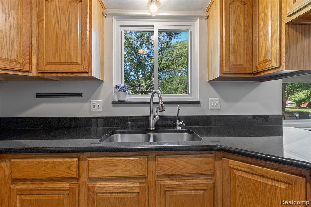 7406 Sussex Drive, Canton, MI 48187 — Photo 9