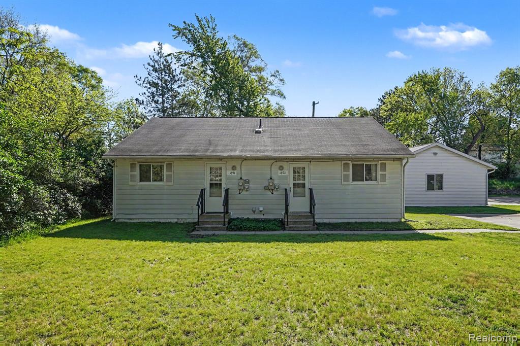 1691 S Lakeview Lane, Highland, MI