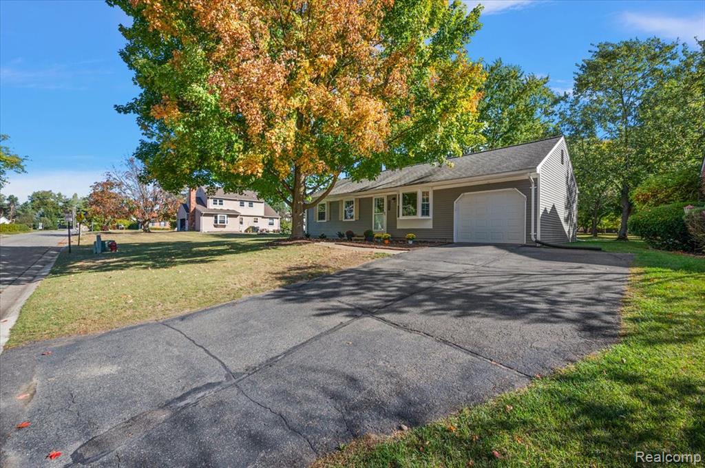 2066 Teaneck Circle, Wixom, MI 48393 — Photo 9
