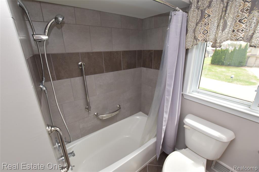 3275 Golfhill Drive, Waterford, MI 48329 — Photo 32