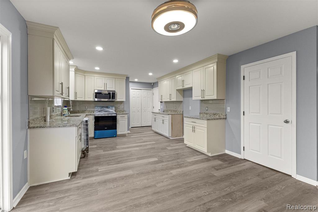 10913 Edlie Circle, Dearborn Heights, MI 48214 — Photo 9