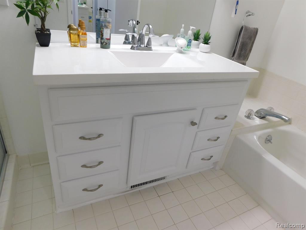 43175 W KIRKWOOD Drive, Clinton Twp, MI 48038 — Photo 37