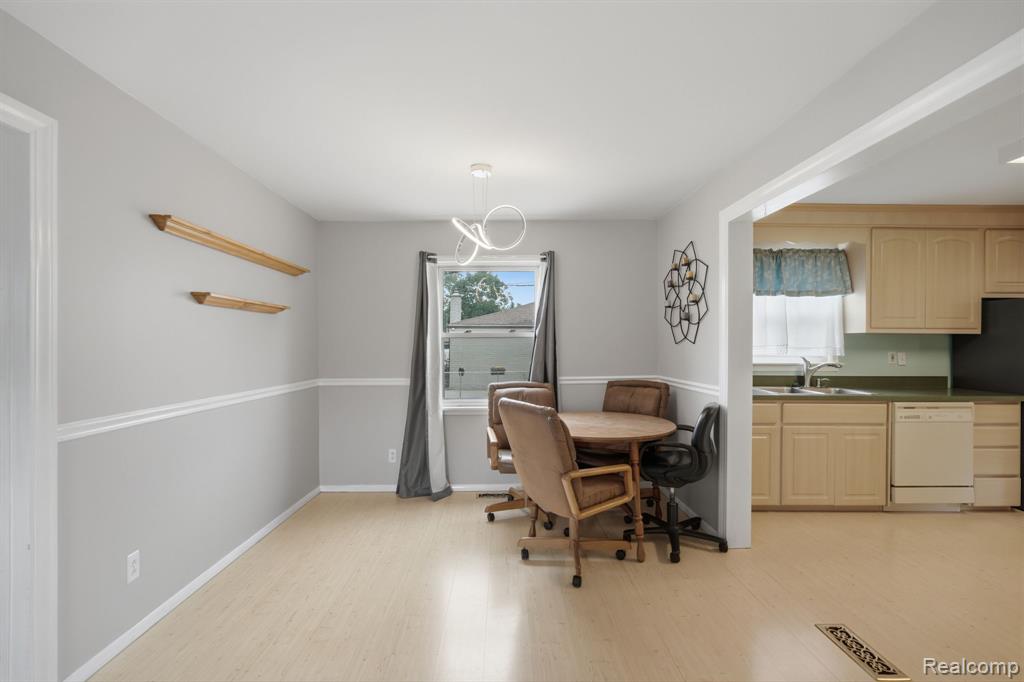 5735 N Silvery Lane, Dearborn Heights, MI 48127 — Photo 11