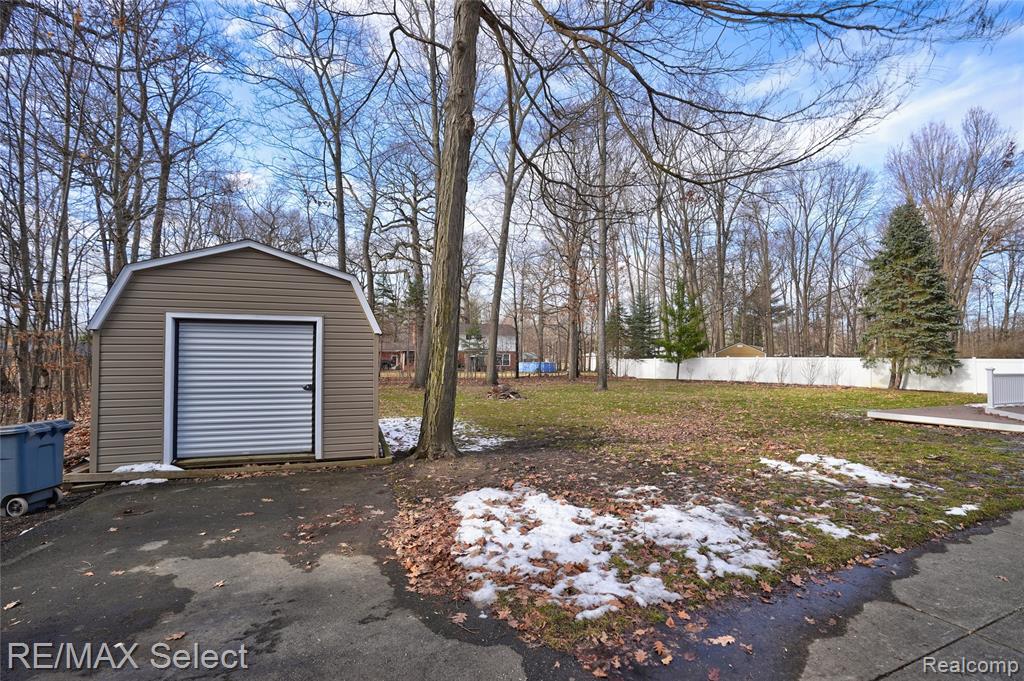 5401 S Sycamore Drive, Burton, MI 48509 — Photo 53
