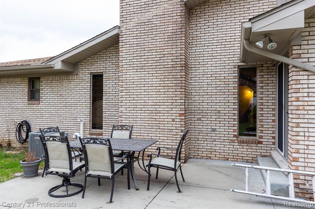 46498 HOUGHTON Drive, Shelby, MI 48315 — Photo 52