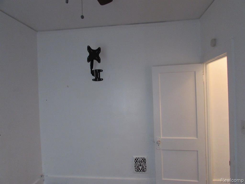 5270 MONTCLAIR Street, Detroit, MI 48213 — Photo 24