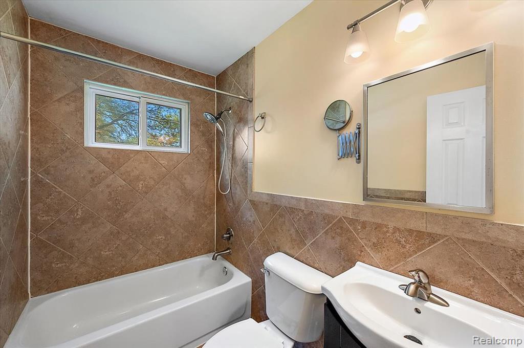 26061 Cameo Court, Madison Heights, MI 48071 — Photo 31