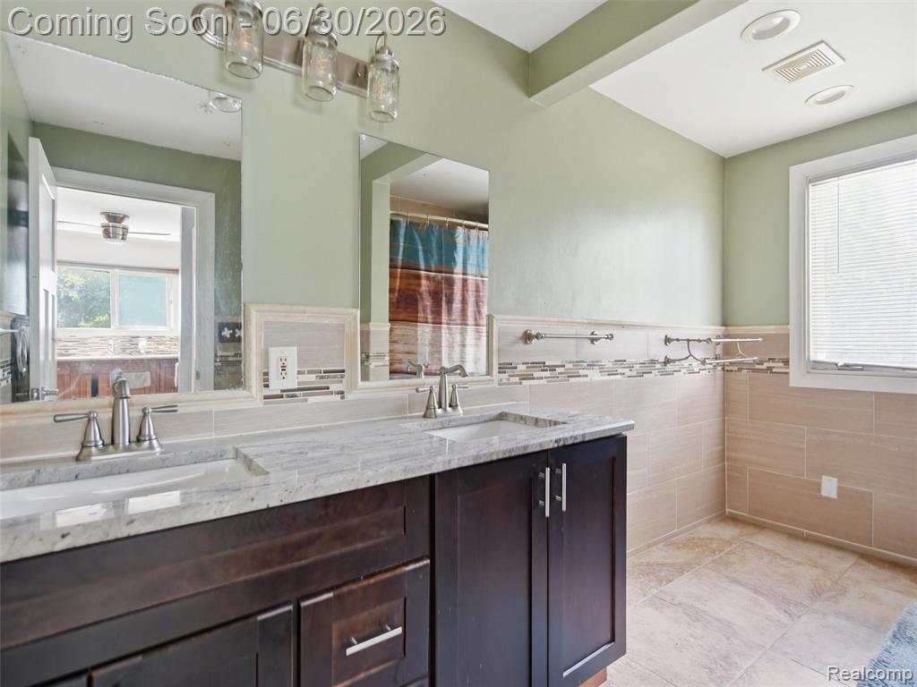 8241 Janis Street, Utica, MI 48317 — Photo 13