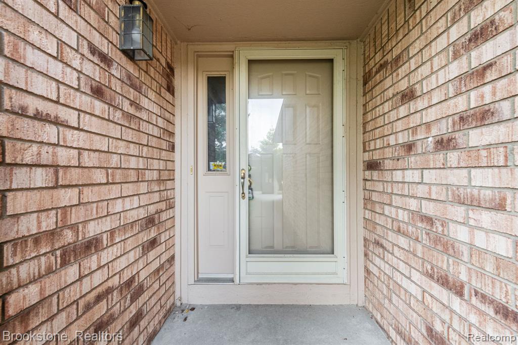 41213 Whispering Oaks Drive, 19, Clinton Twp, MI 48038 — Photo 2