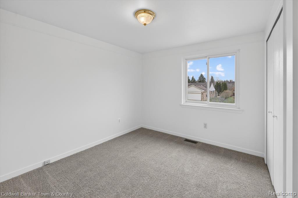 8895 Knolson Avenue, Livonia, MI 48150 — Photo 34