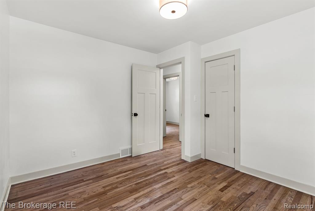 5857 BERKLEY Drive, Waterford, MI 48327 — Photo 21