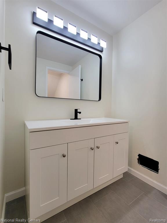 8249 KENNEDY Circle, Warren, MI 48093 — Photo 19
