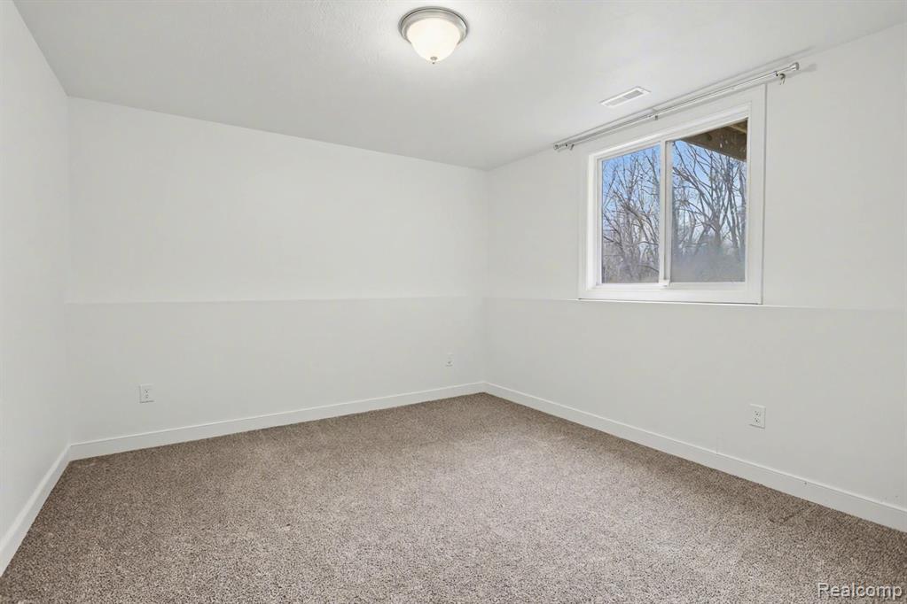 529 Swan River Drive, Benton Harbor, MI 49022 — Photo 11