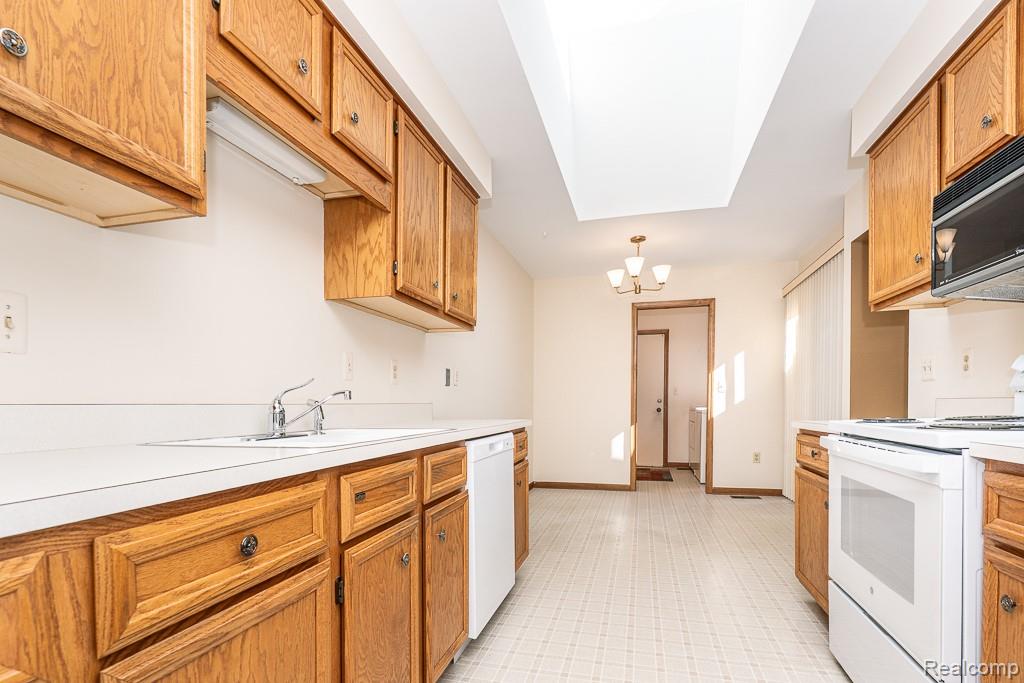 49414 Richmond Court, Shelby Twp, MI 48315 — Photo 13