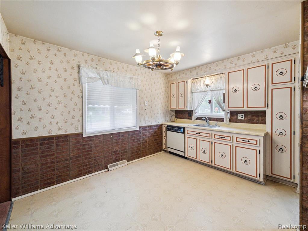 3994 CAMPBELL Street, Dearborn Heights, MI 48125 — Photo 8